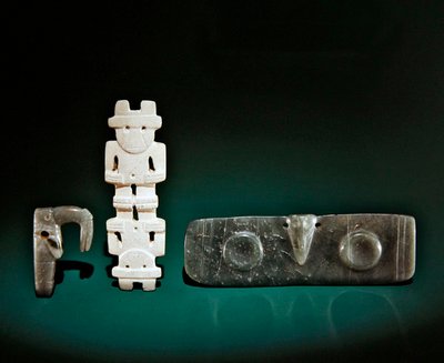 Figuras talladas incluyendo un pájaro con pico, una figurina de dos cabezas y un colgante alado, de Guacimo, área de Linea Vieja de Pre Columbian Pre Columbian